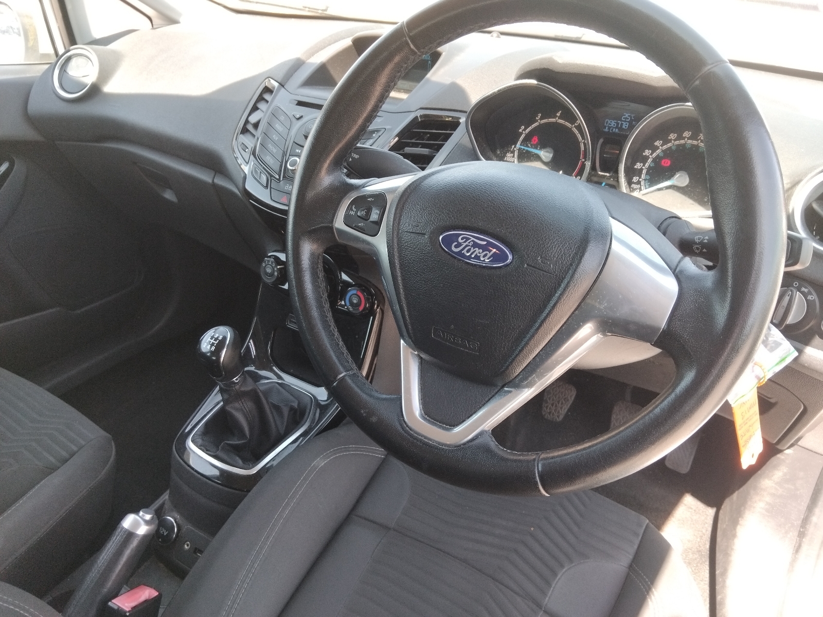 Ford Fiesta Zetec - Image 10